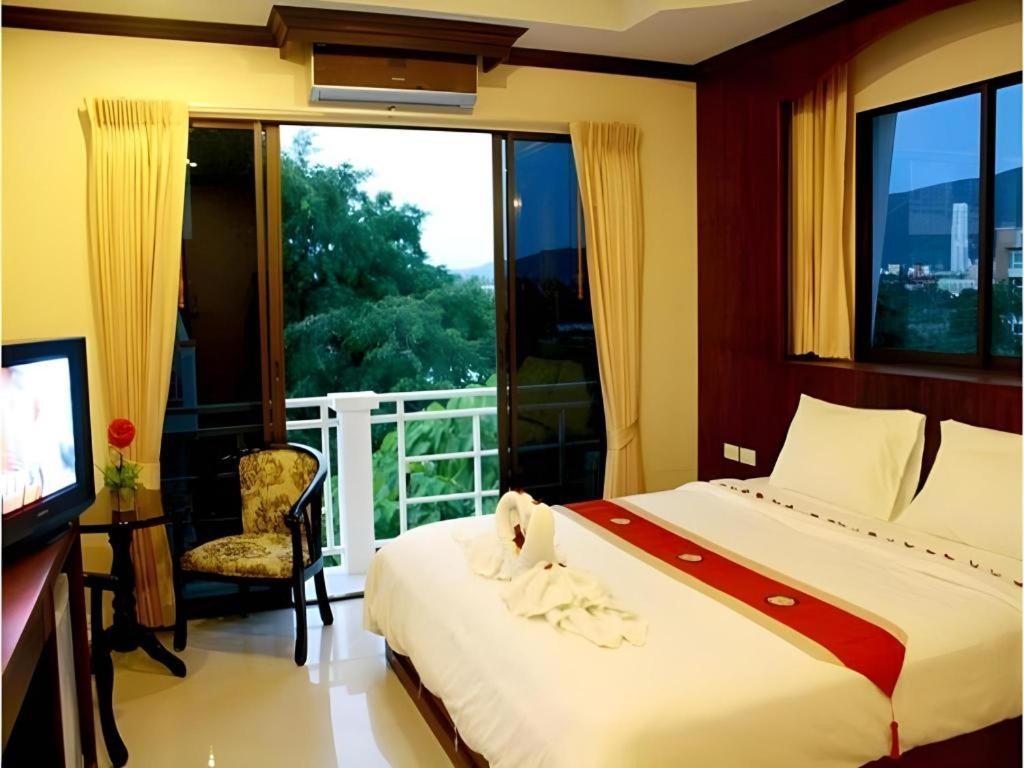 Triple Rund Place Hotel Patong Exterior photo