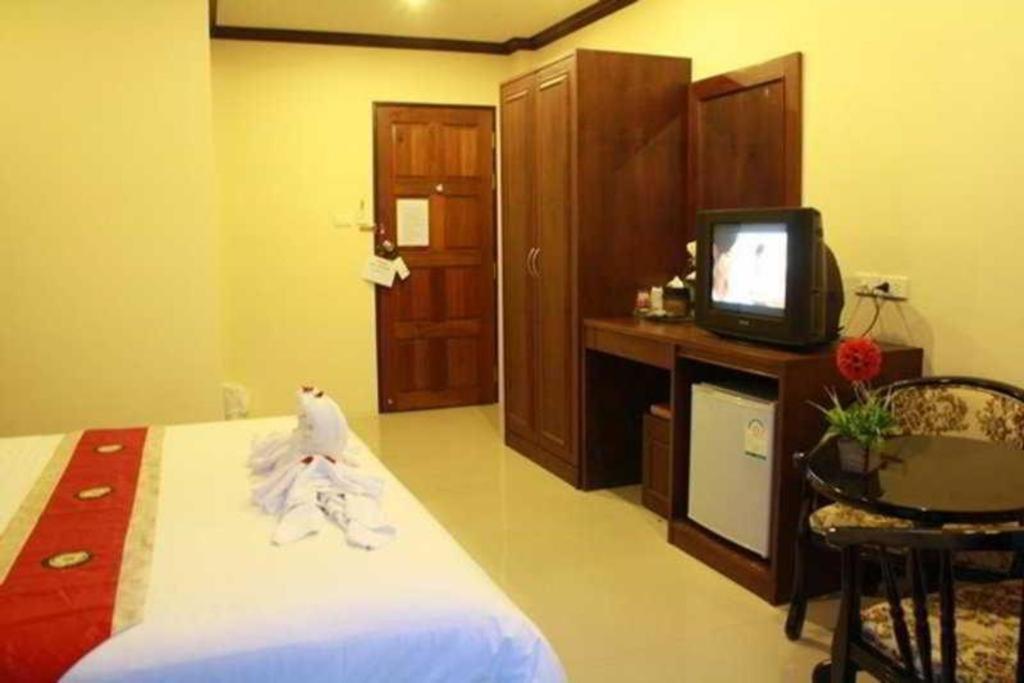 Triple Rund Place Hotel Patong Exterior photo